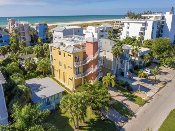 3 Bedroom Across The Beach for 9 Guests
