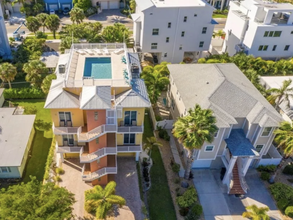 3 Bedroom Across The Beach for 9 Guests