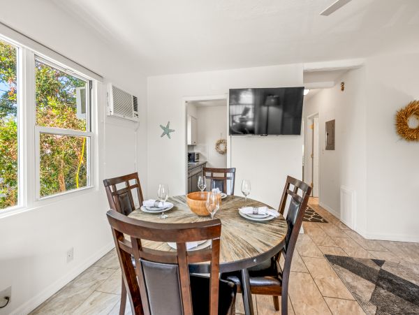 Two Bedroom Condo less than 2 miles to the Beach