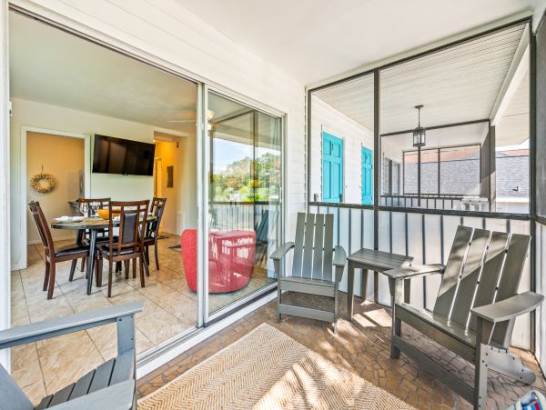 Two Bedroom Condo less than 2 miles to the Beach