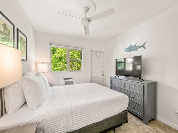 Two Bedroom Condo less than 2 miles to the Beach