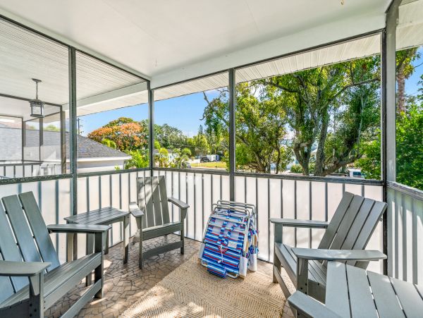 Two Bedroom Condo less than 2 miles to the Beach