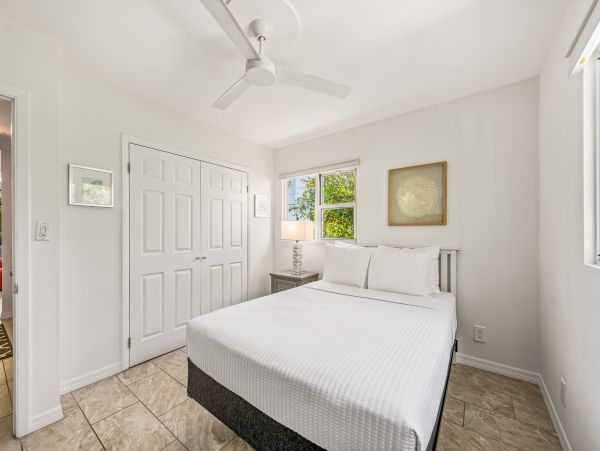 Two Bedroom Condo less than 2 miles to the Beach