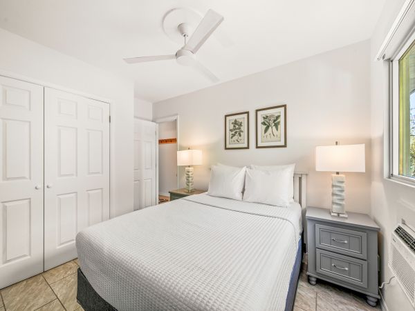 Two Bedroom Condo less than 2 miles to the Beach