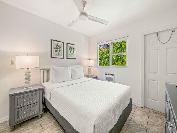 Two Bedroom Condo less than 2 miles to the Beach