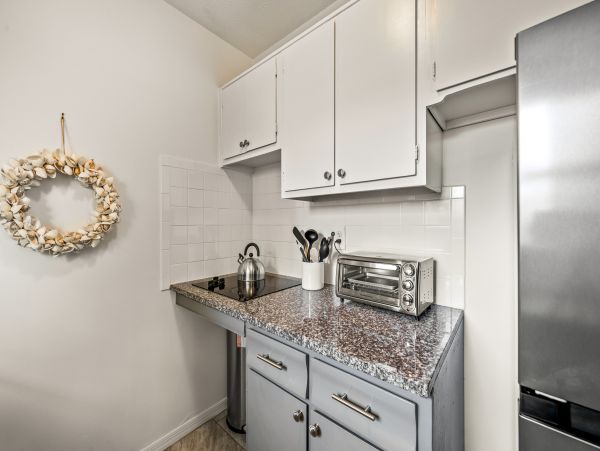 Two Bedroom Condo less than 2 miles to the Beach