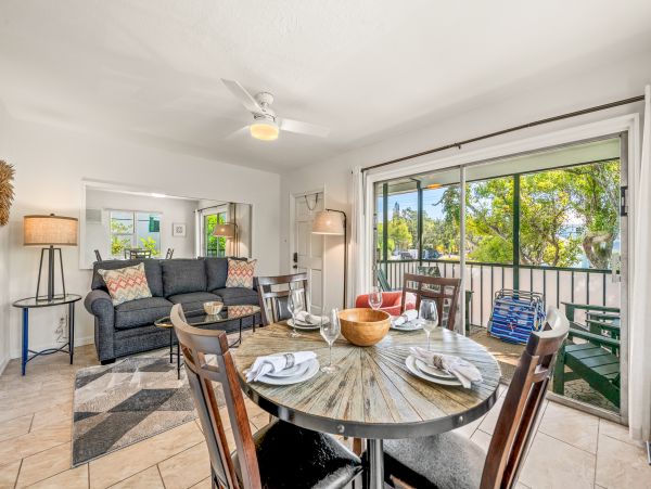 Two Bedroom Condo less than 2 miles to the Beach