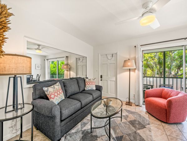Two Bedroom Condo less than 2 miles to the Beach