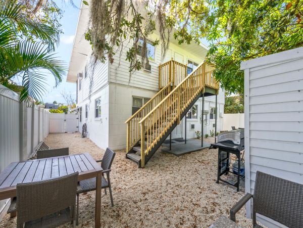 Two Bedroom Condo less than 2 miles to the Beach