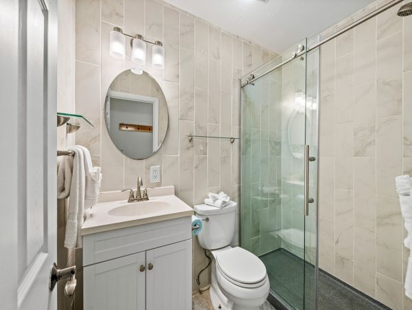 Two Bedroom Condo less than 2 miles to the Beach