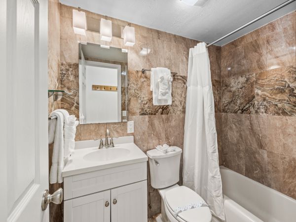 Charming 2 Bedroom Vacation Condo Sleeps 4 Guests