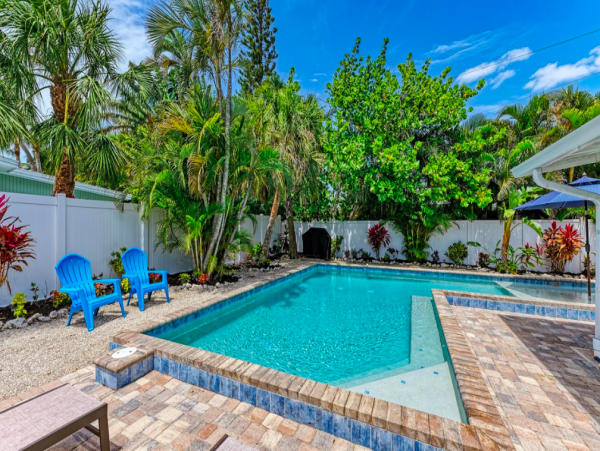 2 Bedroom Duplex 5 min walk to the Beach