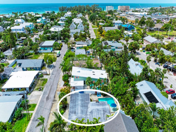 2 Bedroom Duplex 5 min walk to the Beach
