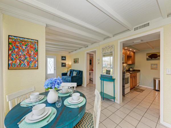 2 Bedroom Duplex 5 min walk to the Beach