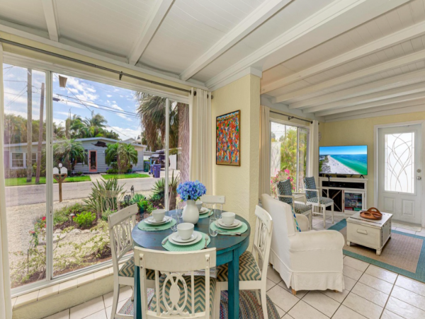 2 Bedroom Duplex 5 min walk to the Beach