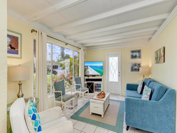 2 Bedroom Duplex 5 min walk to the Beach