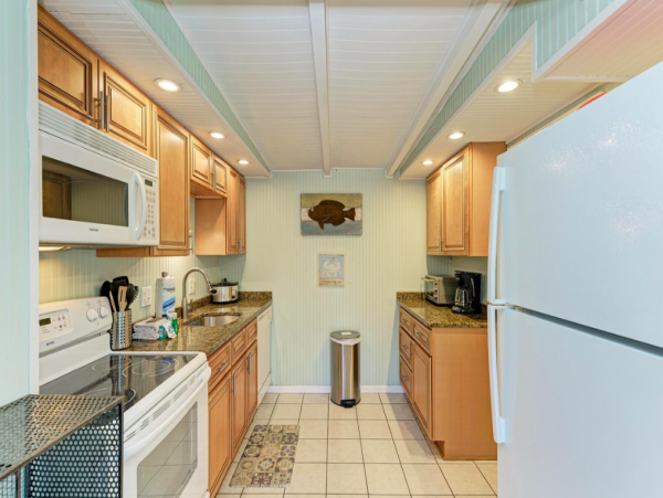 2 Bedroom Duplex 5 min walk to the Beach