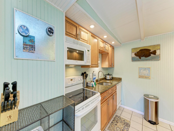 2 Bedroom Duplex 5 min walk to the Beach