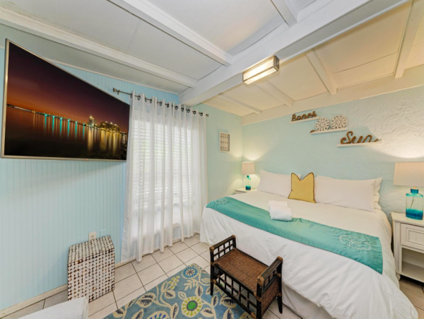 2 Bedroom Duplex 5 min walk to the Beach