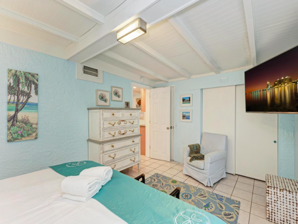 2 Bedroom Duplex 5 min walk to the Beach
