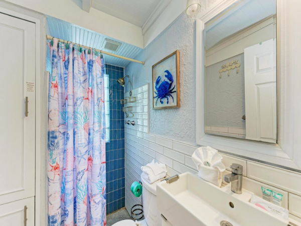 2 Bedroom Duplex 5 min walk to the Beach