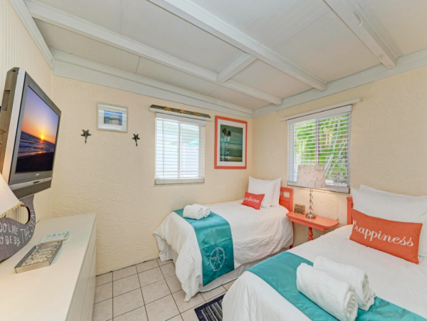 2 Bedroom Duplex 5 min walk to the Beach