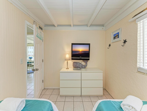 2 Bedroom Duplex 5 min walk to the Beach