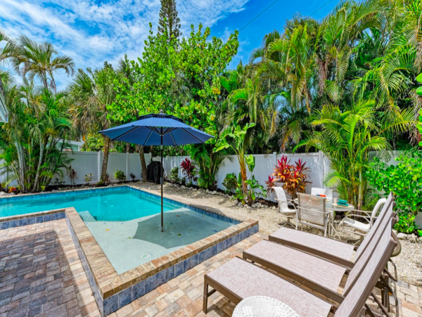 2 Bedroom Duplex 5 min walk to the Beach
