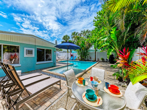 2 Bedroom Duplex 5 min walk to the Beach