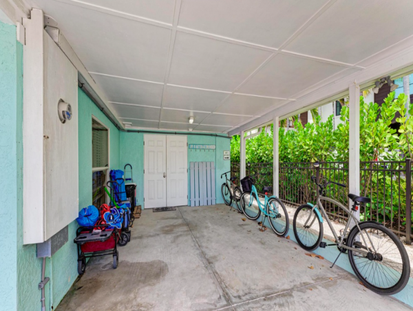 2 Bedroom Duplex 5 min walk to the Beach