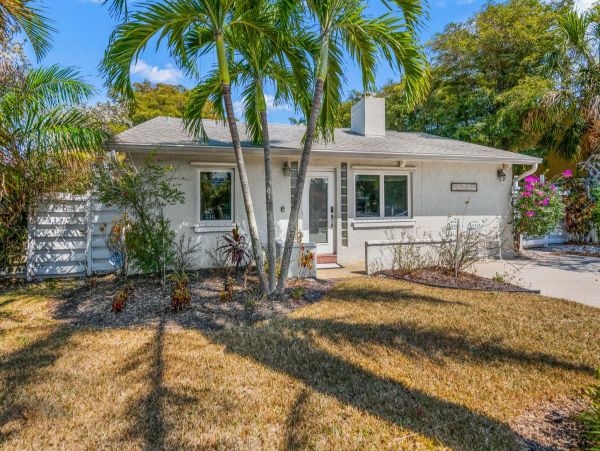 Lido Key Vacation Home Two Bedroom Walk to Beach
