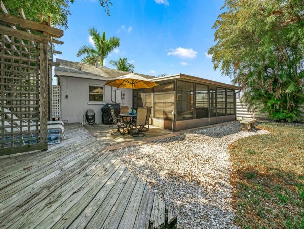 Lido Key Vacation Home Two Bedroom Walk to Beach