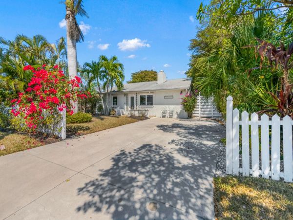 Lido Key Vacation Home Two Bedroom Walk to Beach