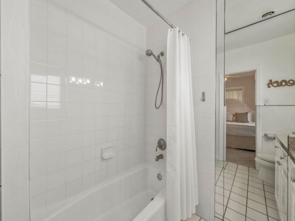 Lido Key Vacation Home Two Bedroom Walk to Beach