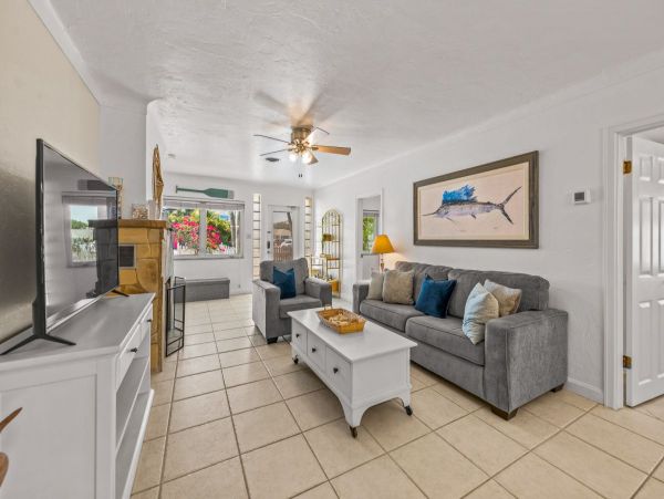 Lido Key Vacation Home Two Bedroom Walk to Beach