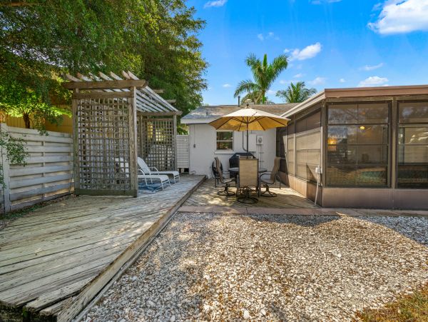 Lido Key Vacation Home Two Bedroom Walk to Beach