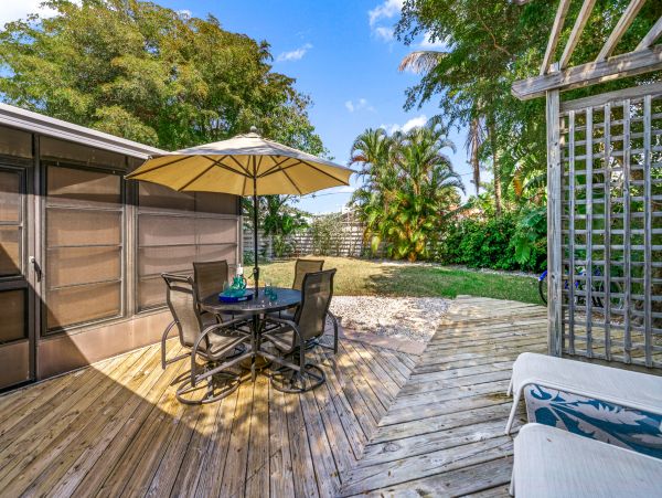 Lido Key Vacation Home Two Bedroom Walk to Beach