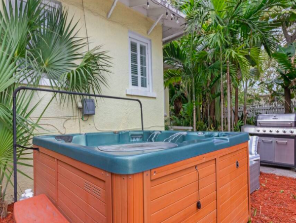 7 Bedroom Apartment just 5 min drive from South Beach