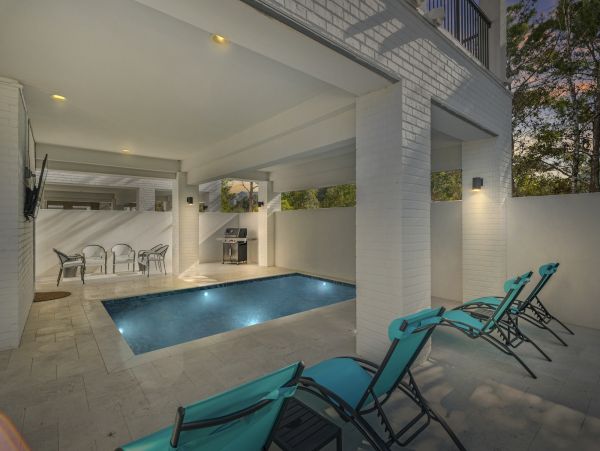 Elegant Vacation Rental with 7 Bedrooms & 2 Block to Beach