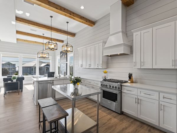 Elegant Vacation Rental with 7 Bedrooms & 2 Block to Beach
