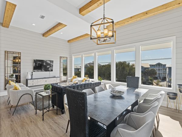 Elegant Vacation Rental with 7 Bedrooms & 2 Block to Beach
