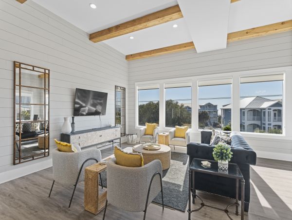 Elegant Vacation Rental with 7 Bedrooms & 2 Block to Beach