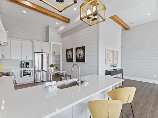 Elegant Vacation Rental with 7 Bedrooms & 2 Block to Beach