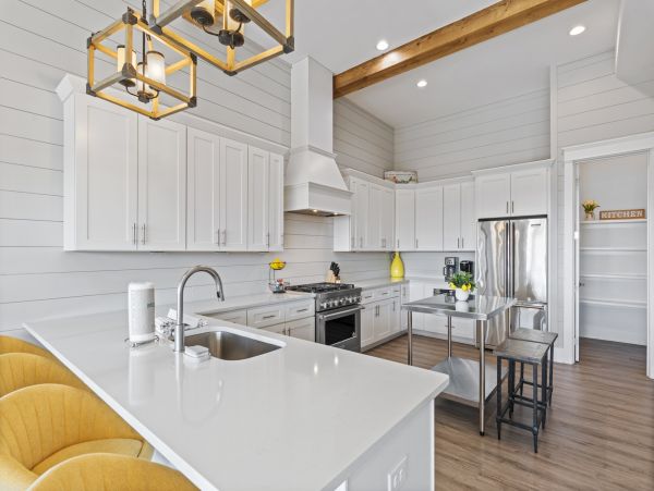 Elegant Vacation Rental with 7 Bedrooms & 2 Block to Beach