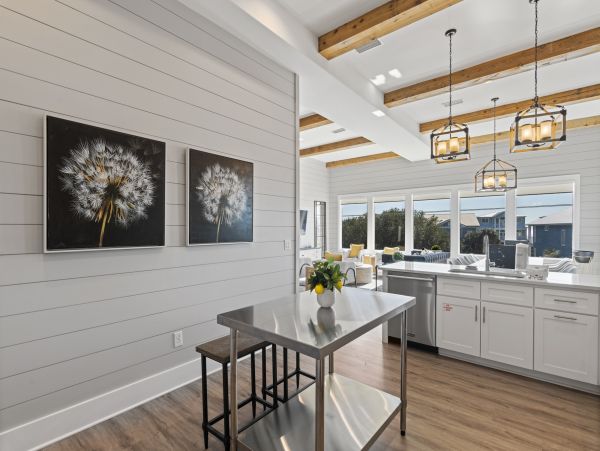Elegant Vacation Rental with 7 Bedrooms & 2 Block to Beach