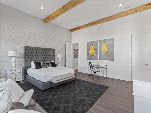Elegant Vacation Rental with 7 Bedrooms & 2 Block to Beach