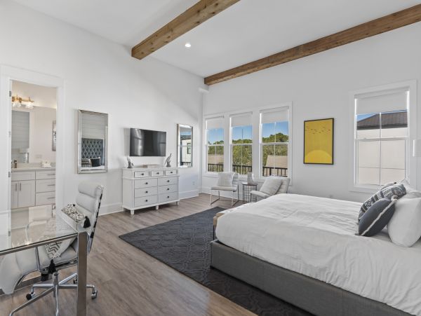 Elegant Vacation Rental with 7 Bedrooms & 2 Block to Beach