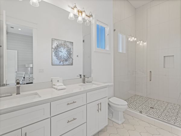 Elegant Vacation Rental with 7 Bedrooms & 2 Block to Beach