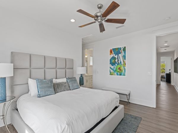 Elegant Vacation Rental with 7 Bedrooms & 2 Block to Beach