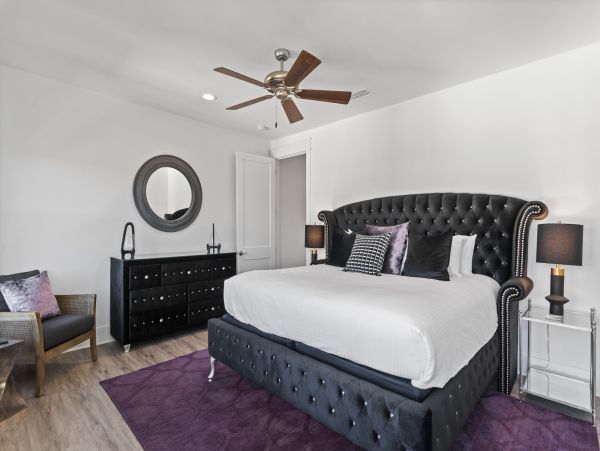 Elegant Vacation Rental with 7 Bedrooms & 2 Block to Beach